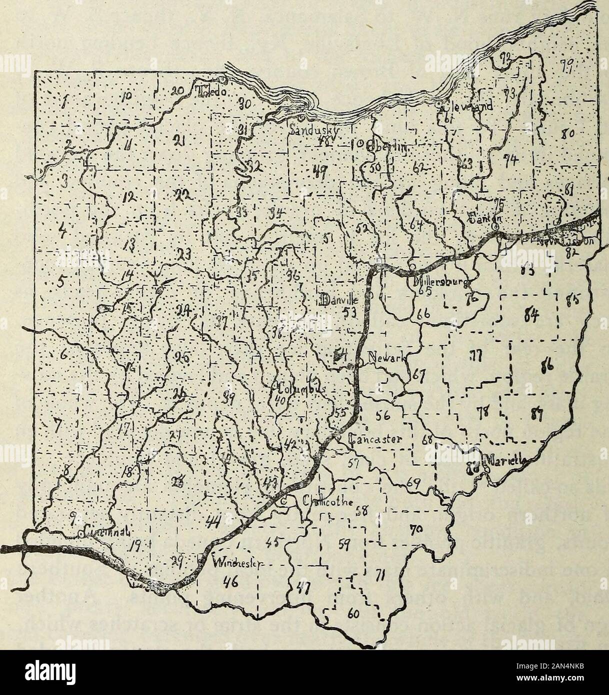 Publications archéologiques et historiques de l'Ohio . rnOhio, et avec d'autres points d'intervenir. Anothersign d'action consiste dans la stries ou de rayures qui, dans toute cette région, caractérisent les deux pierres le includedin le labour et la surface de la roche sous-jacente. La fonction spéciale, cependant, à laquelle notre présent sujet i j6 ArcJiceological et historique de l'Ohio trimestriellement. appellent l'attention, est trouvé dans les terrasses qui chaque-où marquer le flux vers le sud à partir de l'glaciatedarea. Presque sans exception, les flux sud-ward de cette zone présentent des marques o Banque D'Images