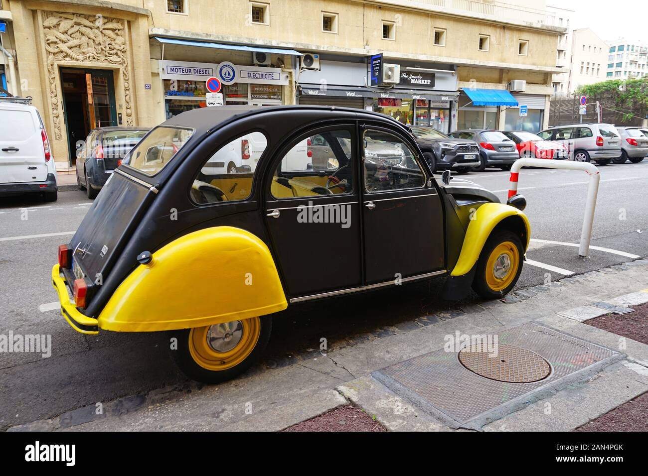 MARSEILLE, FRANCE -13 nov 2019- Vue d'un vieux millésime 2CV (deux chevaux) Citroen voiture dans la rue à Marseille, France. Banque D'Images