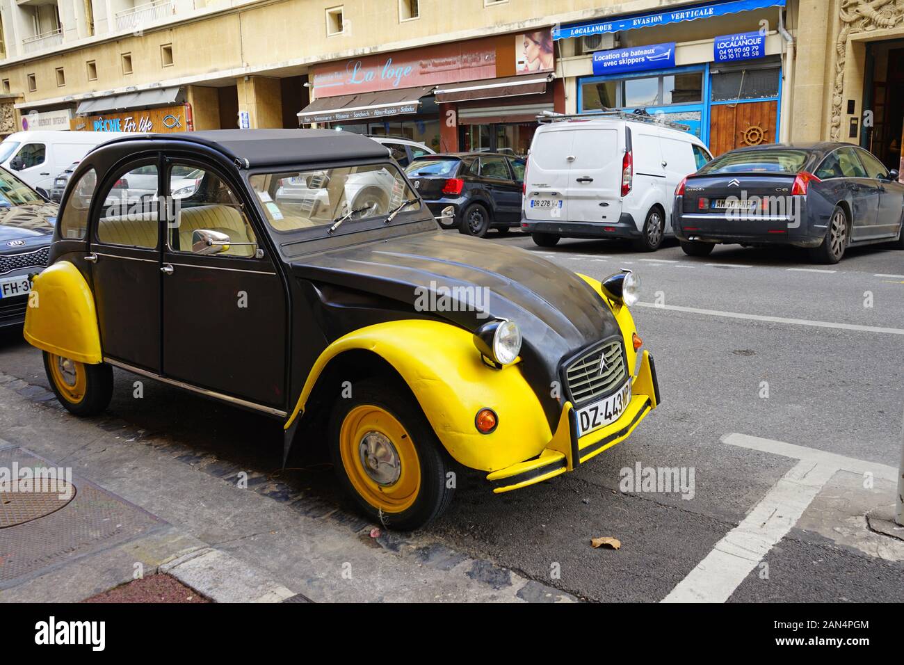 MARSEILLE, FRANCE -13 nov 2019- Vue d'un vieux millésime 2CV (deux chevaux) Citroen voiture dans la rue à Marseille, France. Banque D'Images