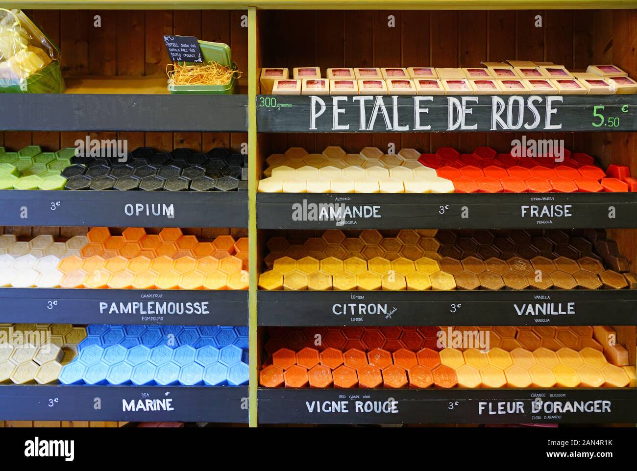 MARSEILLE, FRANCE -13 nov 2019- Vue du bars parfumés colorés de savon de Marseille à Marseille, France. Banque D'Images