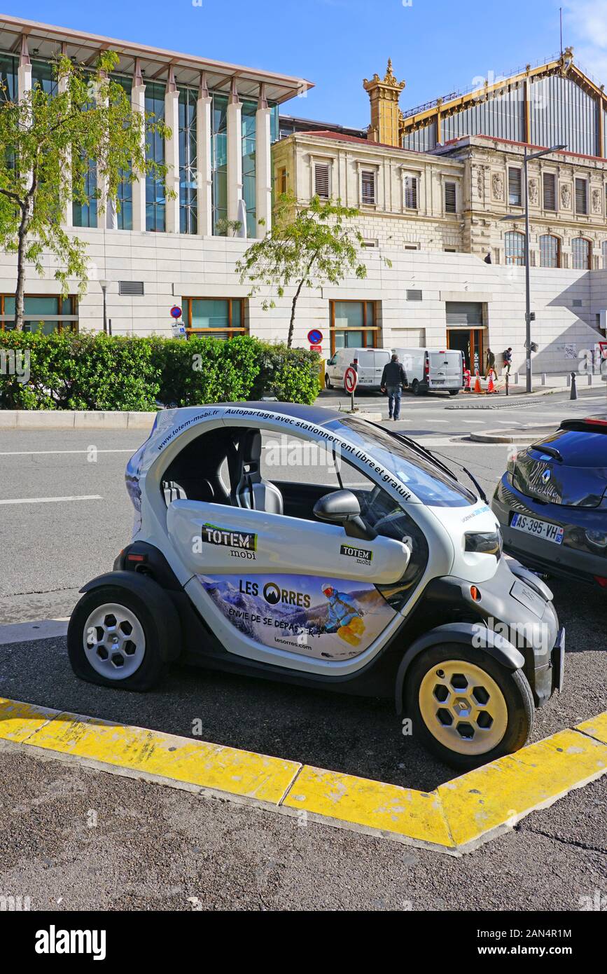 MARSEILLE, FRANCE -13 nov 2019- Vue d'une petite voiture électrique Mobi Totem partager sur la rue de Marseille, France. Banque D'Images