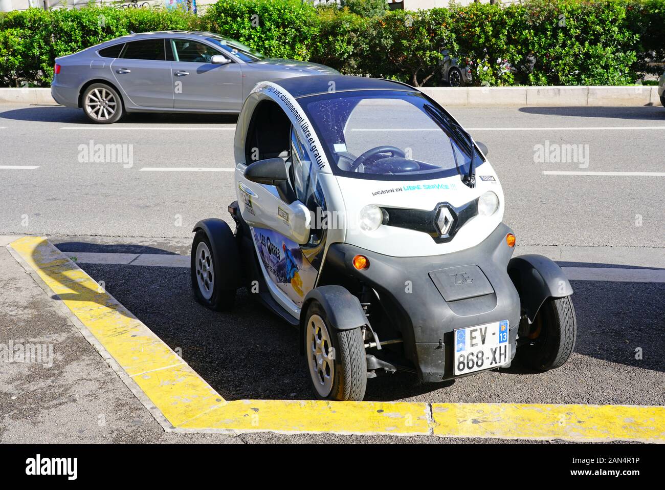 MARSEILLE, FRANCE -13 nov 2019- Vue d'une petite voiture électrique Mobi Totem partager sur la rue de Marseille, France. Banque D'Images