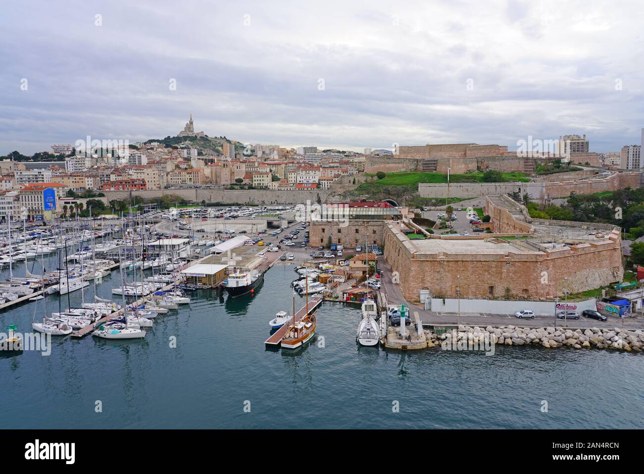 MARSEILLE, FRANCE -13 nov 2019- Vue de bateaux dans la vue Vieux Port et marina à Marseille, France. Banque D'Images