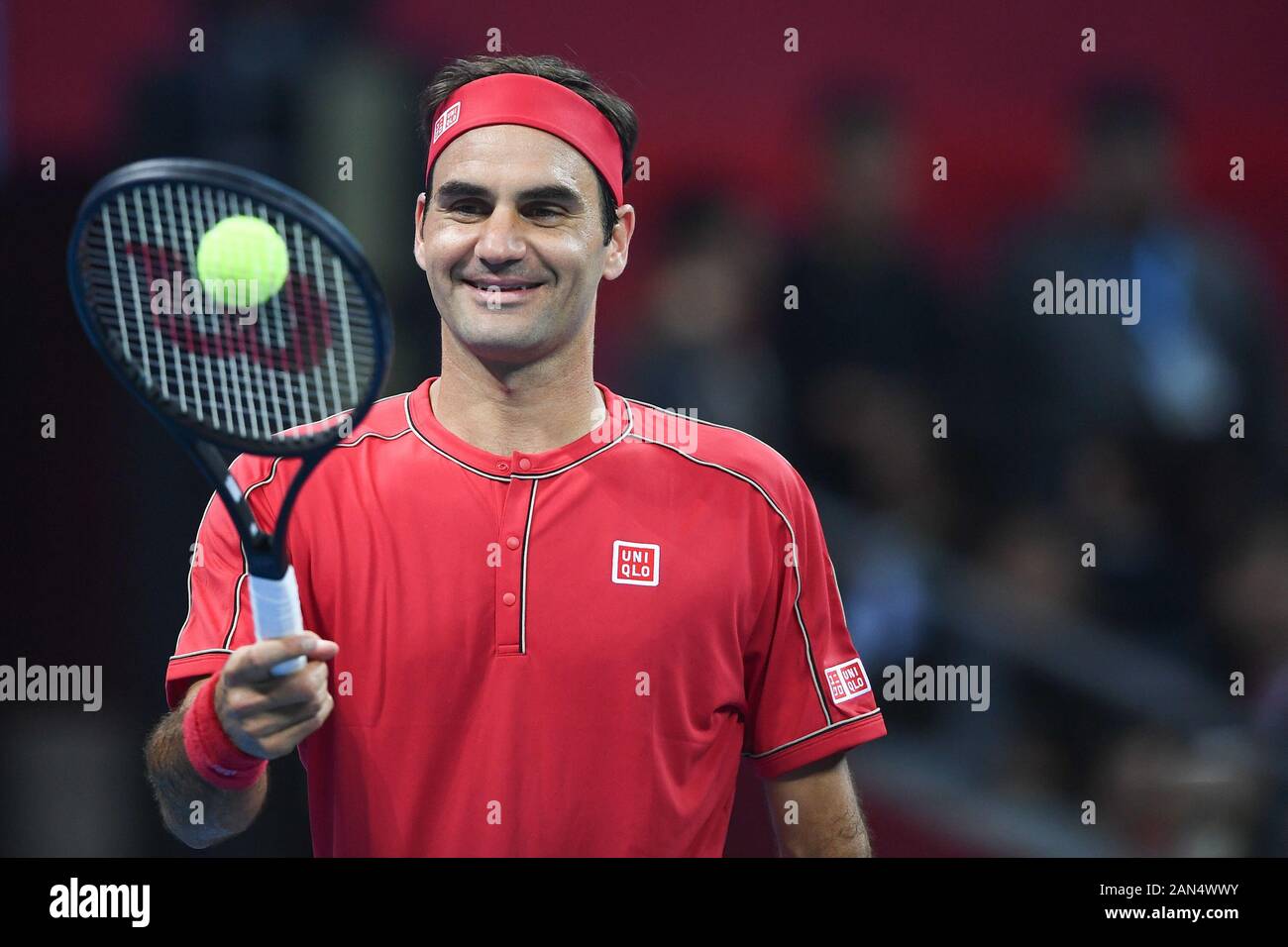 Joueur de tennis suisse Roger Federer est en concurrence avec le joueur de tennis professionnel allemand Alexander Zverev durant la première Tennis à Hangzhou Banque D'Images