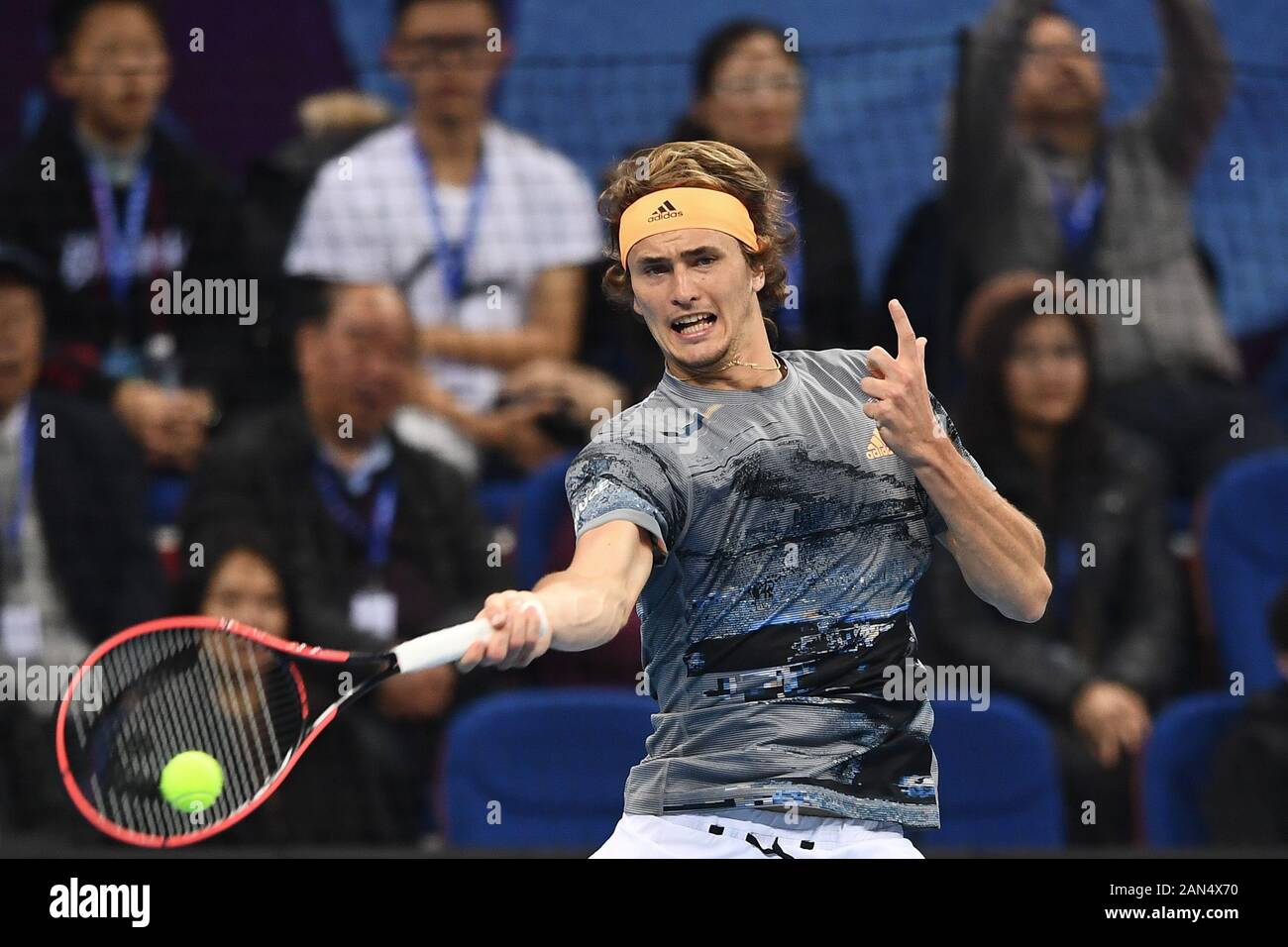 Joueur de tennis professionnel allemand Alexander Zverev rivalise contre joueur de tennis suisse Roger Federer au cours de la première Tennis à Hangzhou Banque D'Images