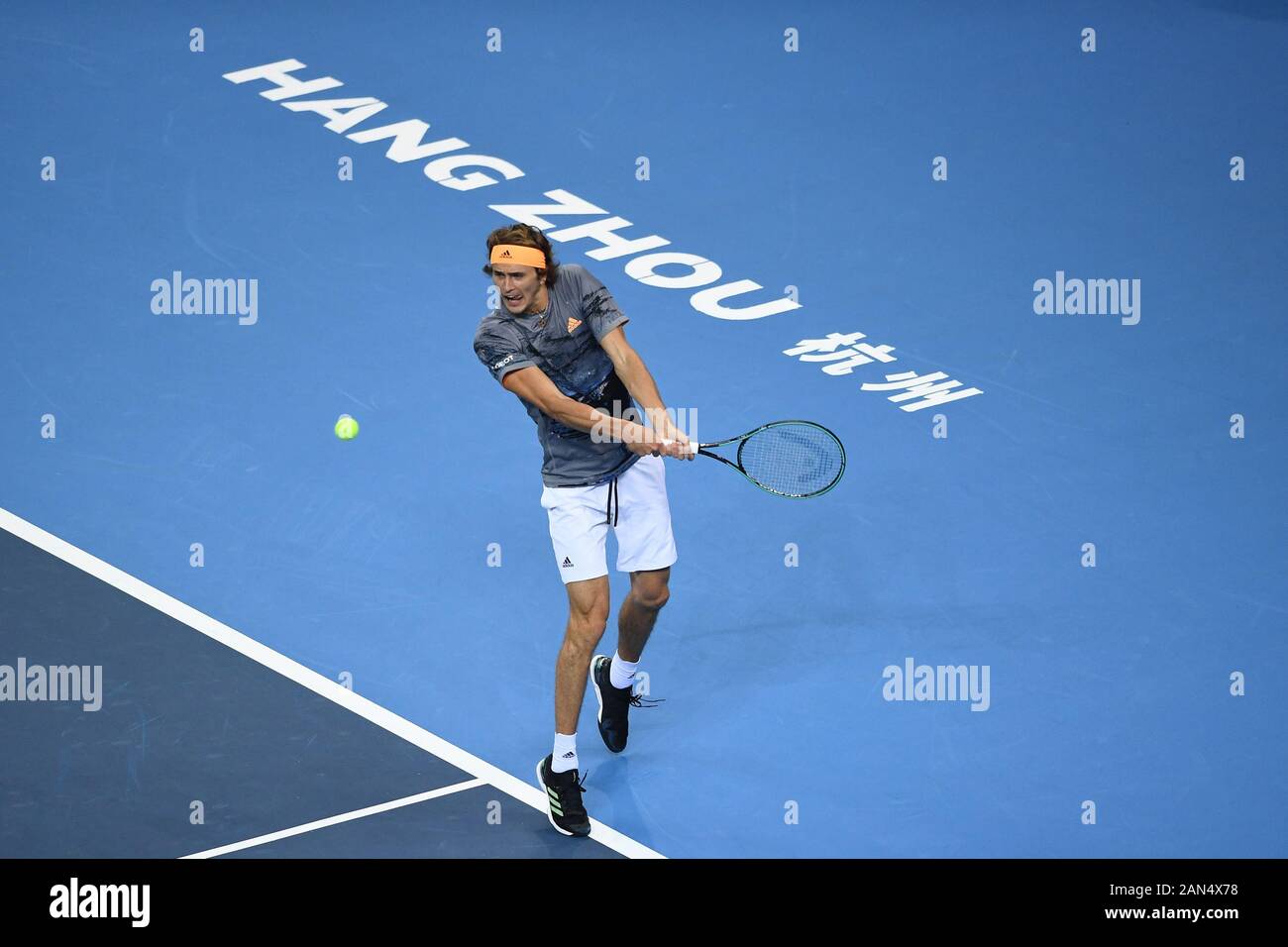 Joueur de tennis professionnel allemand Alexander Zverev rivalise contre joueur de tennis suisse Roger Federer au cours de la première Tennis à Hangzhou Banque D'Images