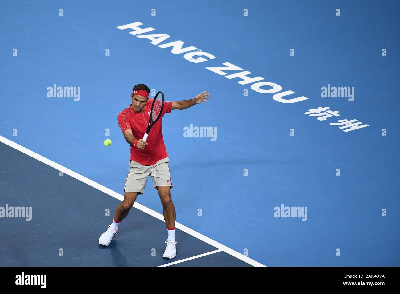 Joueur de tennis suisse Roger Federer est en concurrence avec le joueur de tennis professionnel allemand Alexander Zverev durant la première Tennis à Hangzhou Banque D'Images