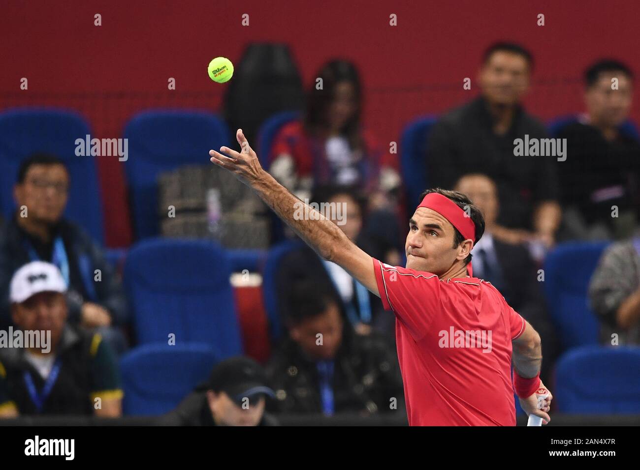 Joueur de tennis suisse Roger Federer est en concurrence avec le joueur de tennis professionnel allemand Alexander Zverev durant la première Tennis à Hangzhou Banque D'Images