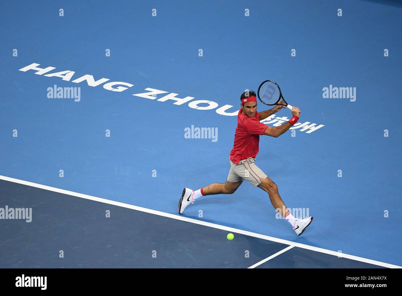 Joueur de tennis suisse Roger Federer est en concurrence avec le joueur de tennis professionnel allemand Alexander Zverev durant la première Tennis à Hangzhou Banque D'Images