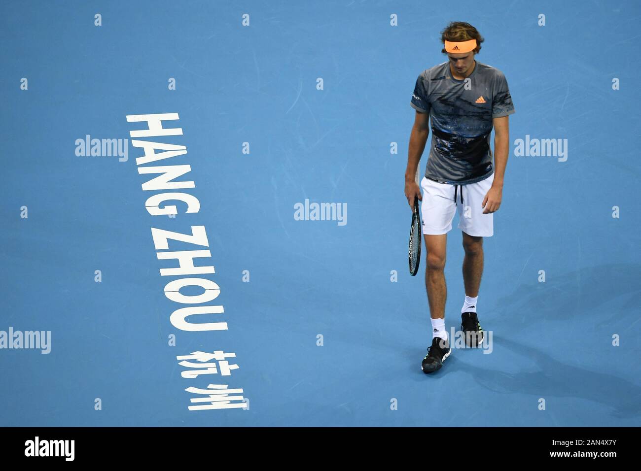 Joueur de tennis professionnel allemand Alexander Zverev rivalise contre joueur de tennis suisse Roger Federer au cours de la première Tennis à Hangzhou Banque D'Images