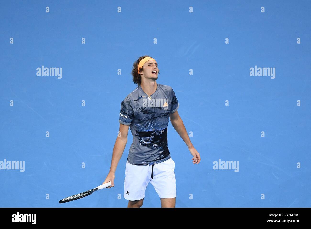 Joueur de tennis professionnel allemand Alexander Zverev rivalise contre joueur de tennis suisse Roger Federer au cours de la première Tennis à Hangzhou Banque D'Images