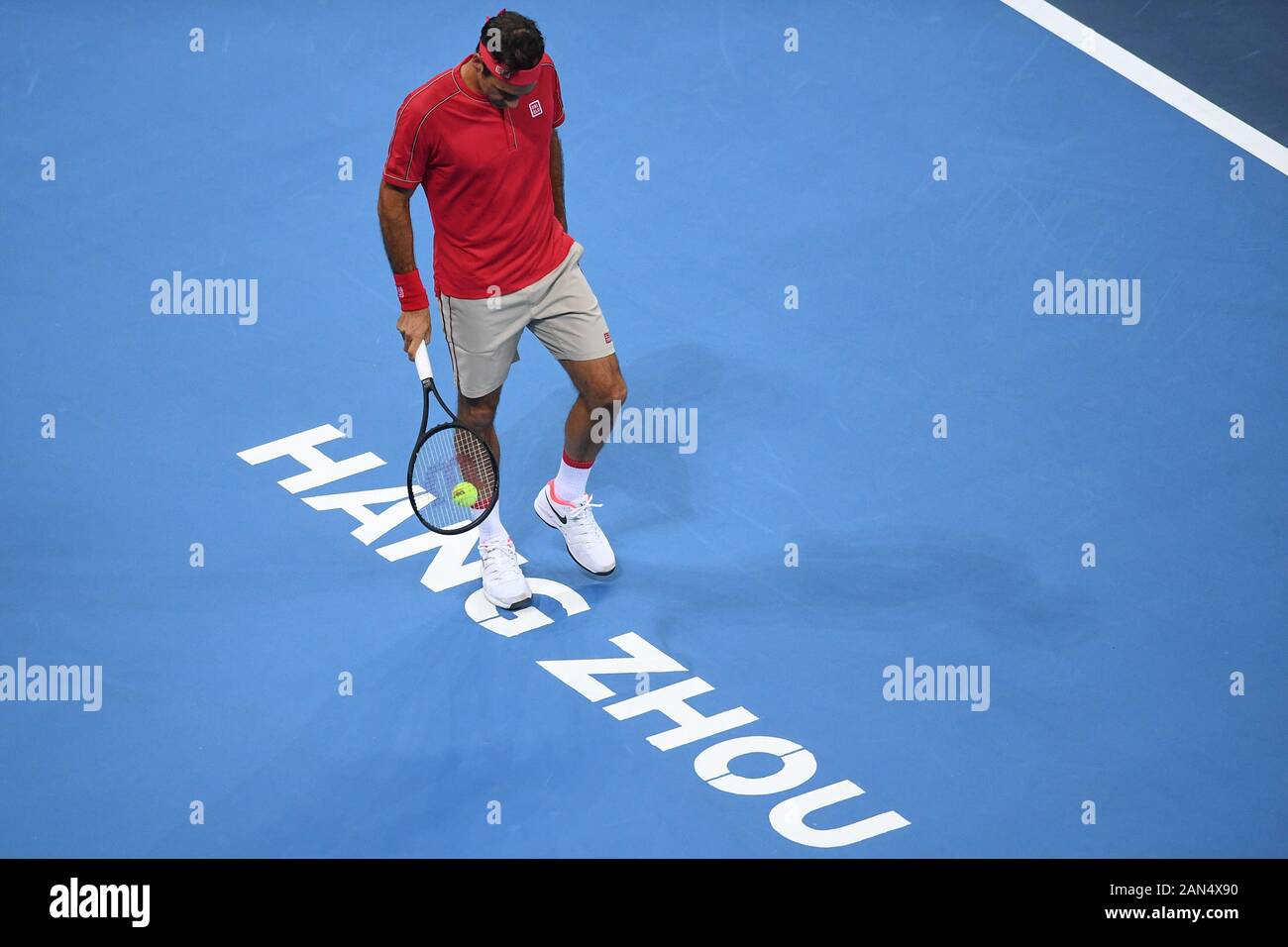 Joueur de tennis suisse Roger Federer est en concurrence avec le joueur de tennis professionnel allemand Alexander Zverev durant la première Tennis à Hangzhou Banque D'Images