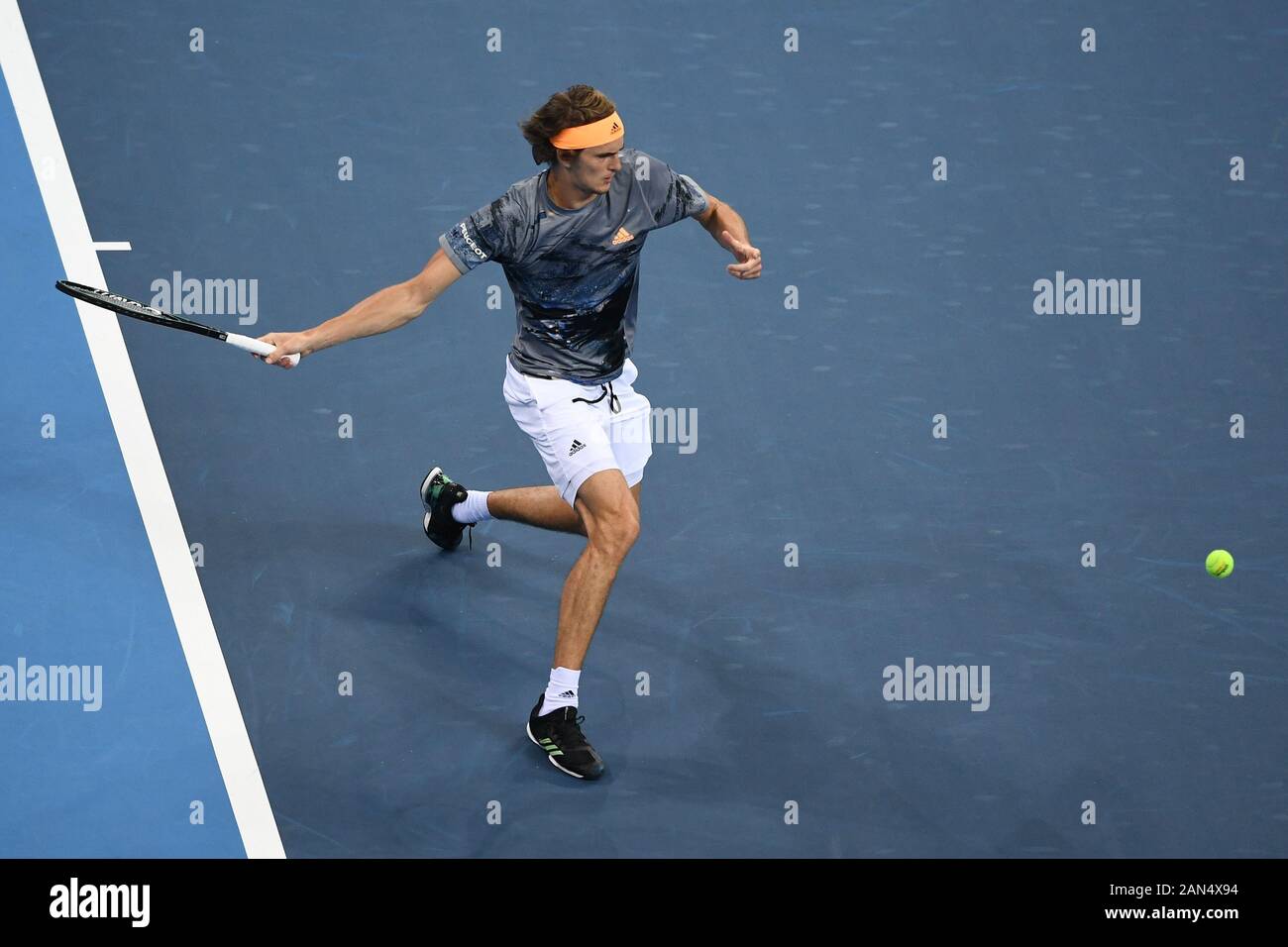 Joueur de tennis professionnel allemand Alexander Zverev rivalise contre joueur de tennis suisse Roger Federer au cours de la première Tennis à Hangzhou Banque D'Images