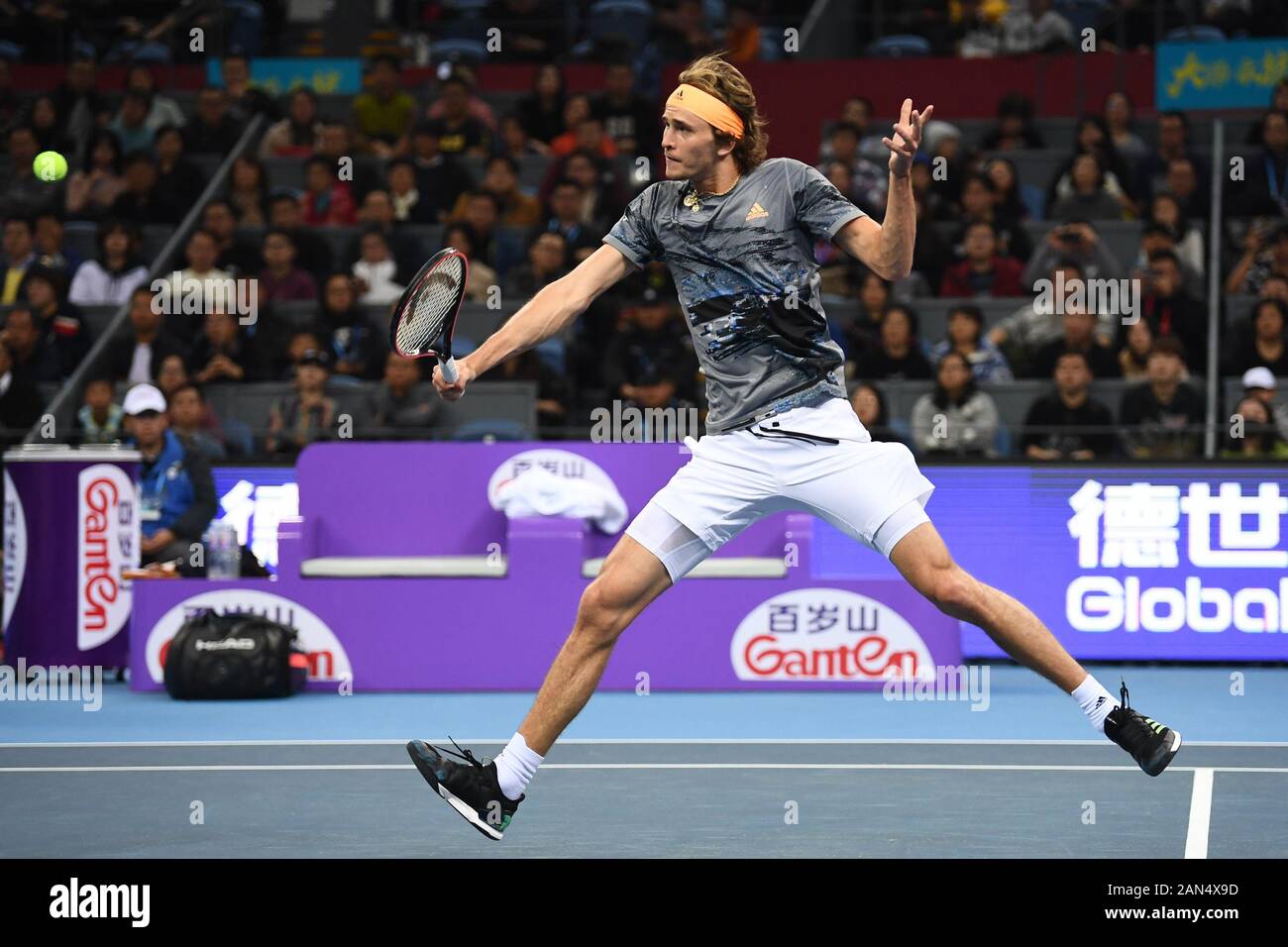 Joueur de tennis professionnel allemand Alexander Zverev rivalise contre joueur de tennis suisse Roger Federer au cours de la première Tennis à Hangzhou Banque D'Images