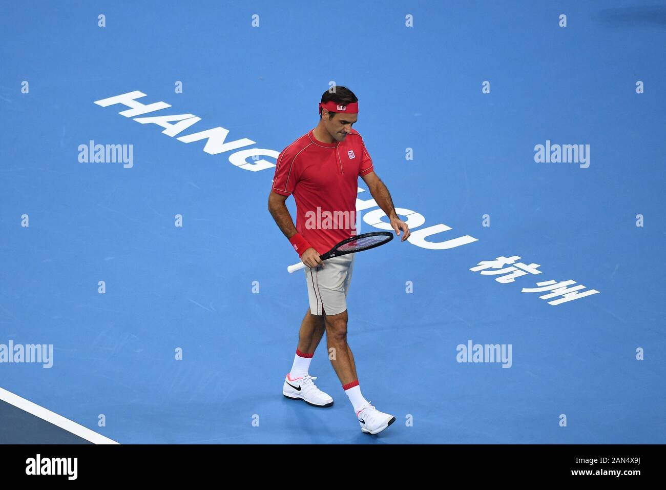 Joueur de tennis suisse Roger Federer est en concurrence avec le joueur de tennis professionnel allemand Alexander Zverev durant la première Tennis à Hangzhou Banque D'Images
