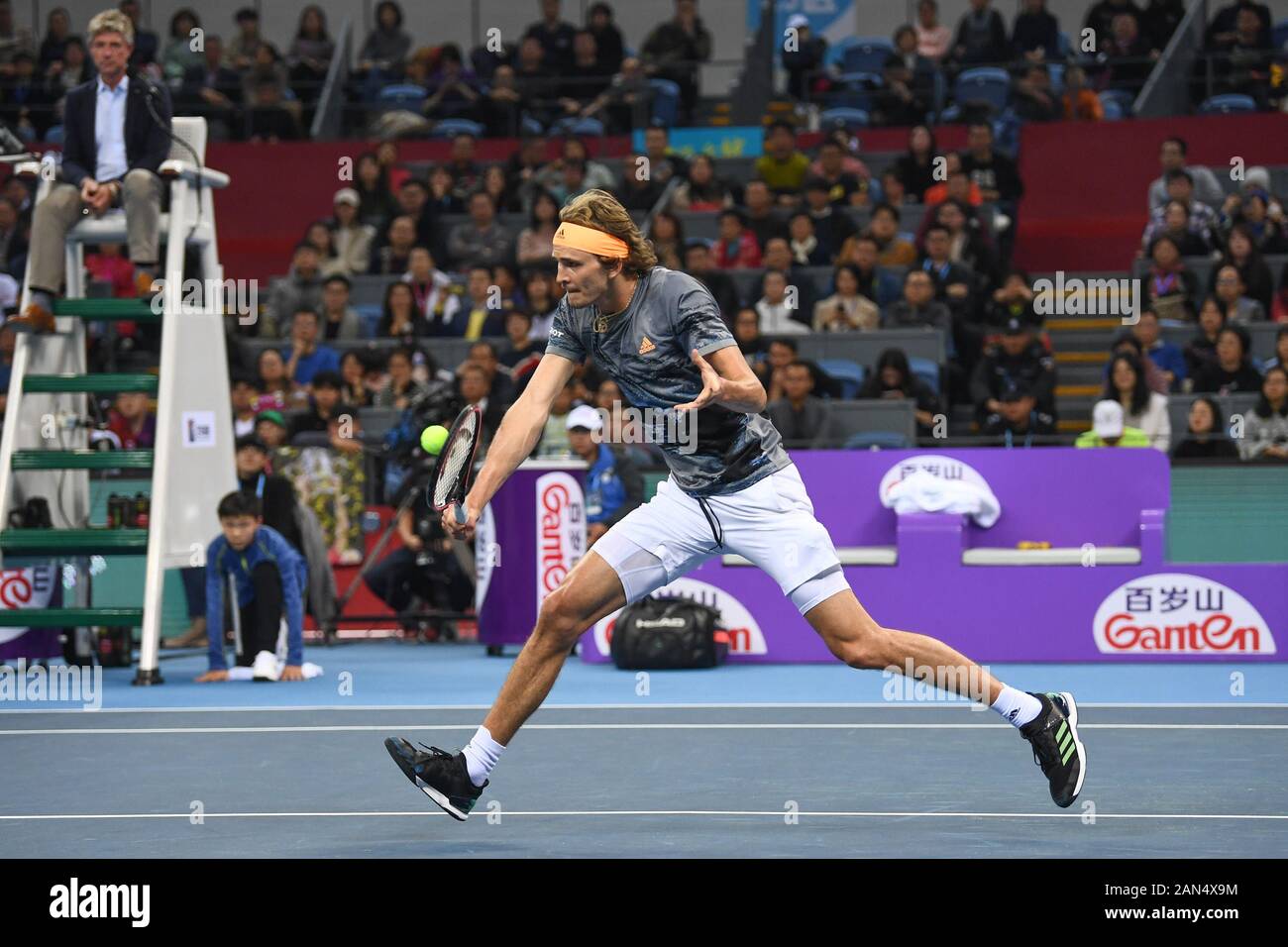 Joueur de tennis professionnel allemand Alexander Zverev rivalise contre joueur de tennis suisse Roger Federer au cours de la première Tennis à Hangzhou Banque D'Images
