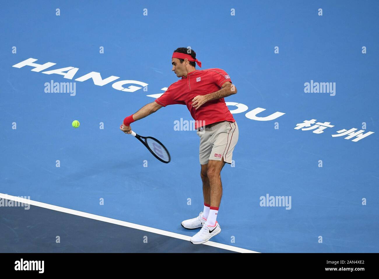 Joueur de tennis suisse Roger Federer est en concurrence avec le joueur de tennis professionnel allemand Alexander Zverev durant la première Tennis à Hangzhou Banque D'Images