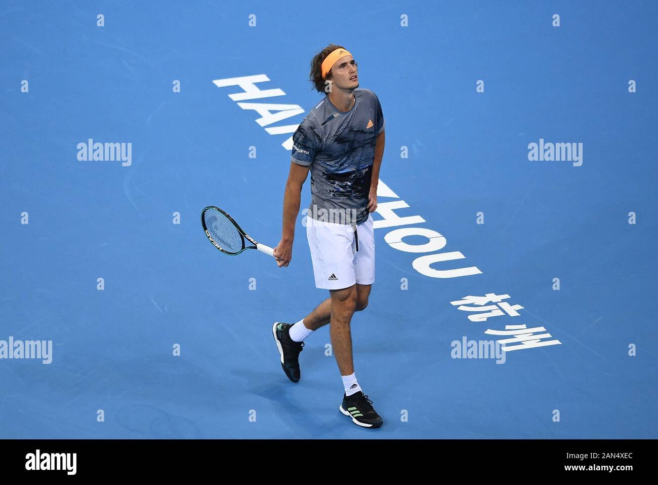Joueur de tennis professionnel allemand Alexander Zverev rivalise contre joueur de tennis suisse Roger Federer au cours de la première Tennis à Hangzhou Banque D'Images