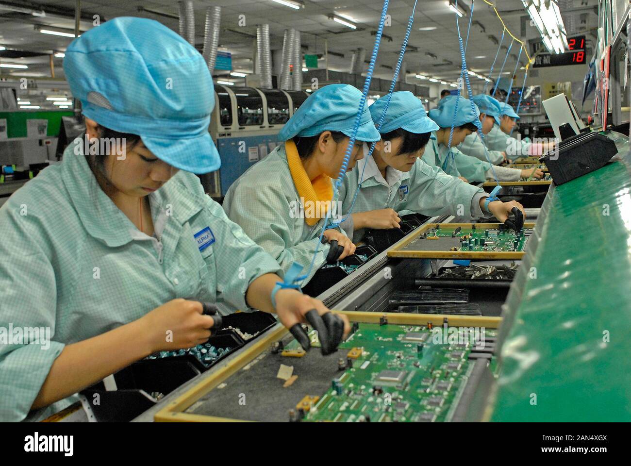 --FILE--travailleurs migrants chinois du travail à une usine de Guangzhou, province de Guangdong, en Chine du sud 9 mars 2012. Zhan Youbing, une forme Banque D'Images