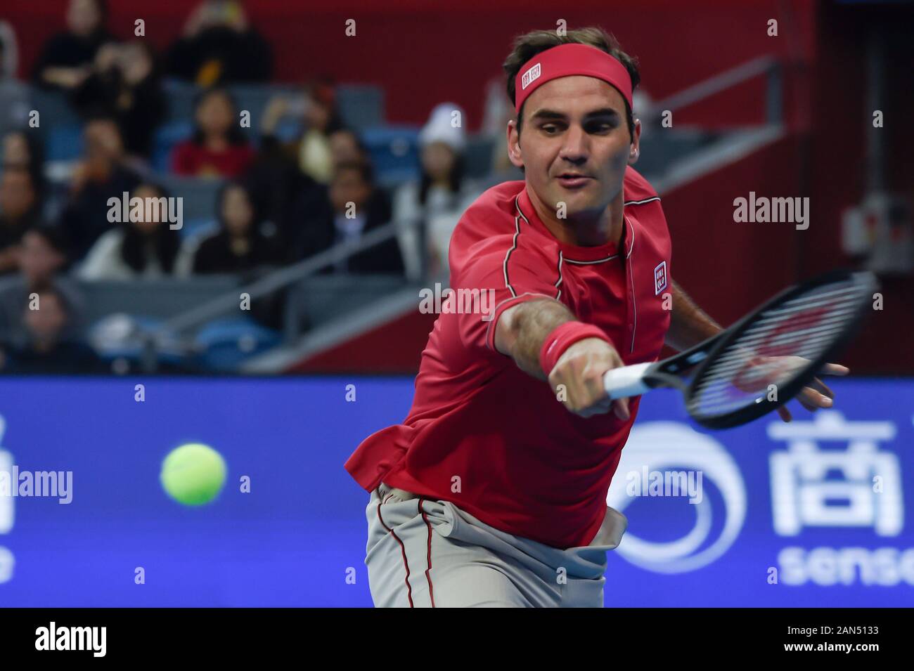 Joueur de tennis suisse Roger Federer est en concurrence avec le joueur de tennis professionnel allemand Alexander Zverev durant la première Tennis à Hangzhou Banque D'Images
