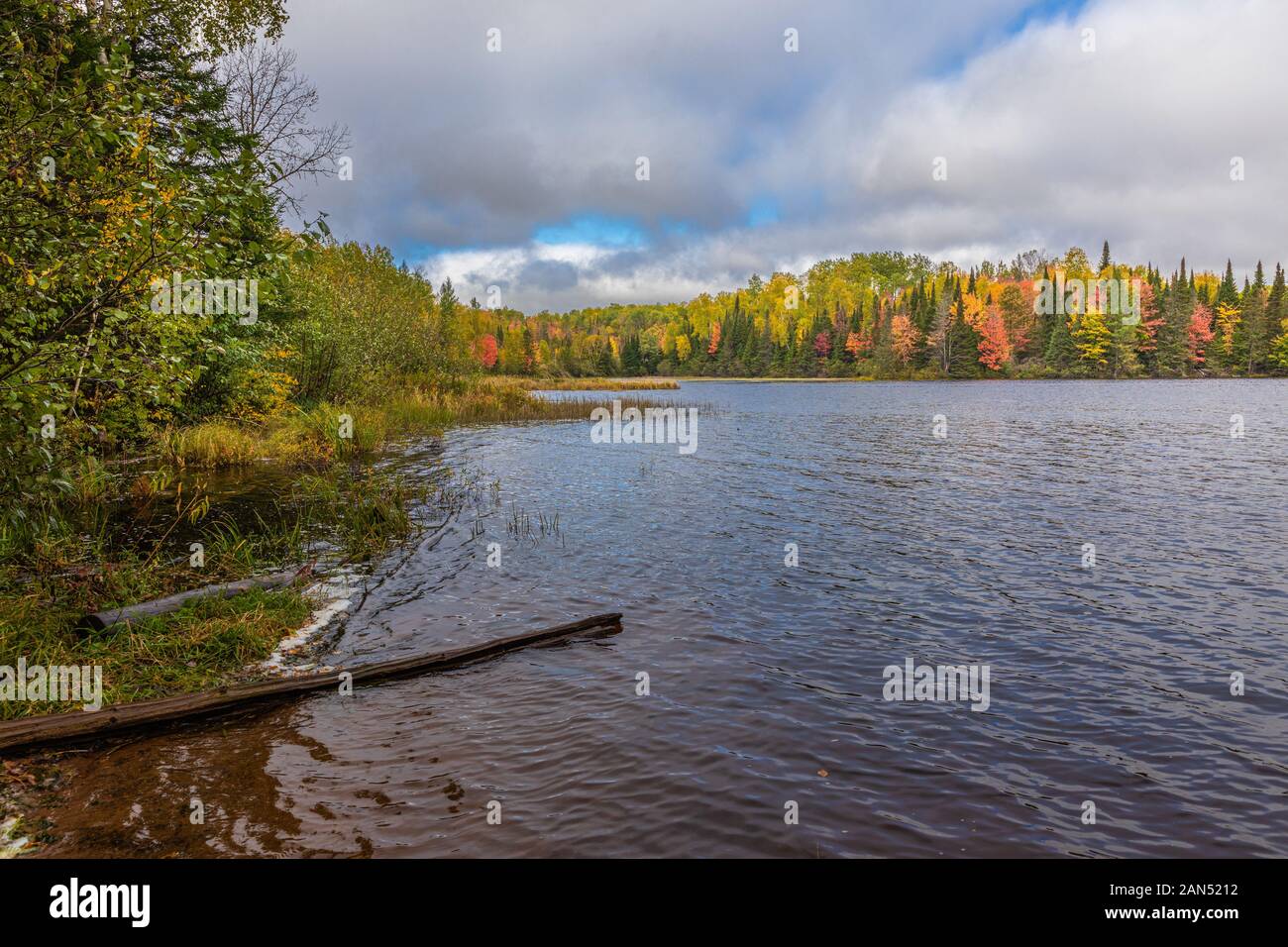 L'automne sur le lac de jour dans la forêt nationale de Chequamegon dans le nord de l'Wisconisn. Banque D'Images