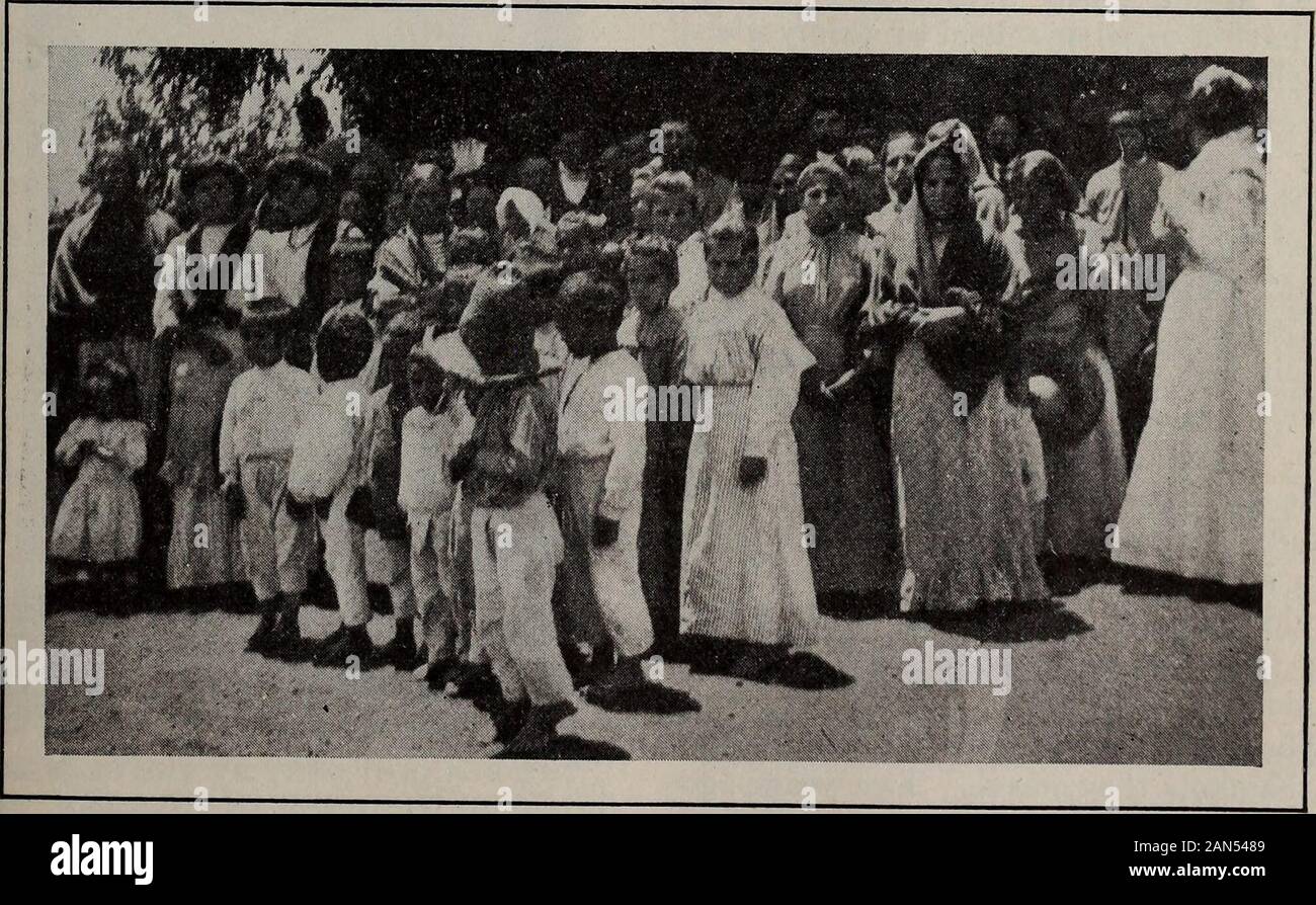 L'esprit des missions . et dans thecavity (près de la capacité d'un baril)la sève sucrée ou eau de miel rassemble plusieurs fois par jour.Les hommes se tomilk ces plantes en insérant un longhollow gourd qui ils remplissent par aspiration, le vider dans une peau de chèvre pendu sur theback. Quand c'est plein c'est eithercarried à certains de près ou de loin la clientèle,ou mis en barriques pour être expédiés à thecities. Lorsqu'ils sont frais, le pulque est un inno-cent, rafraîchissante et nutritive verre;et dans cet état, il est ivre comme freelyas l'eau par les jeunes et vieux. Mais il est très whenfermented boissons.Temperance, par conséquent, est un très im-porta Banque D'Images