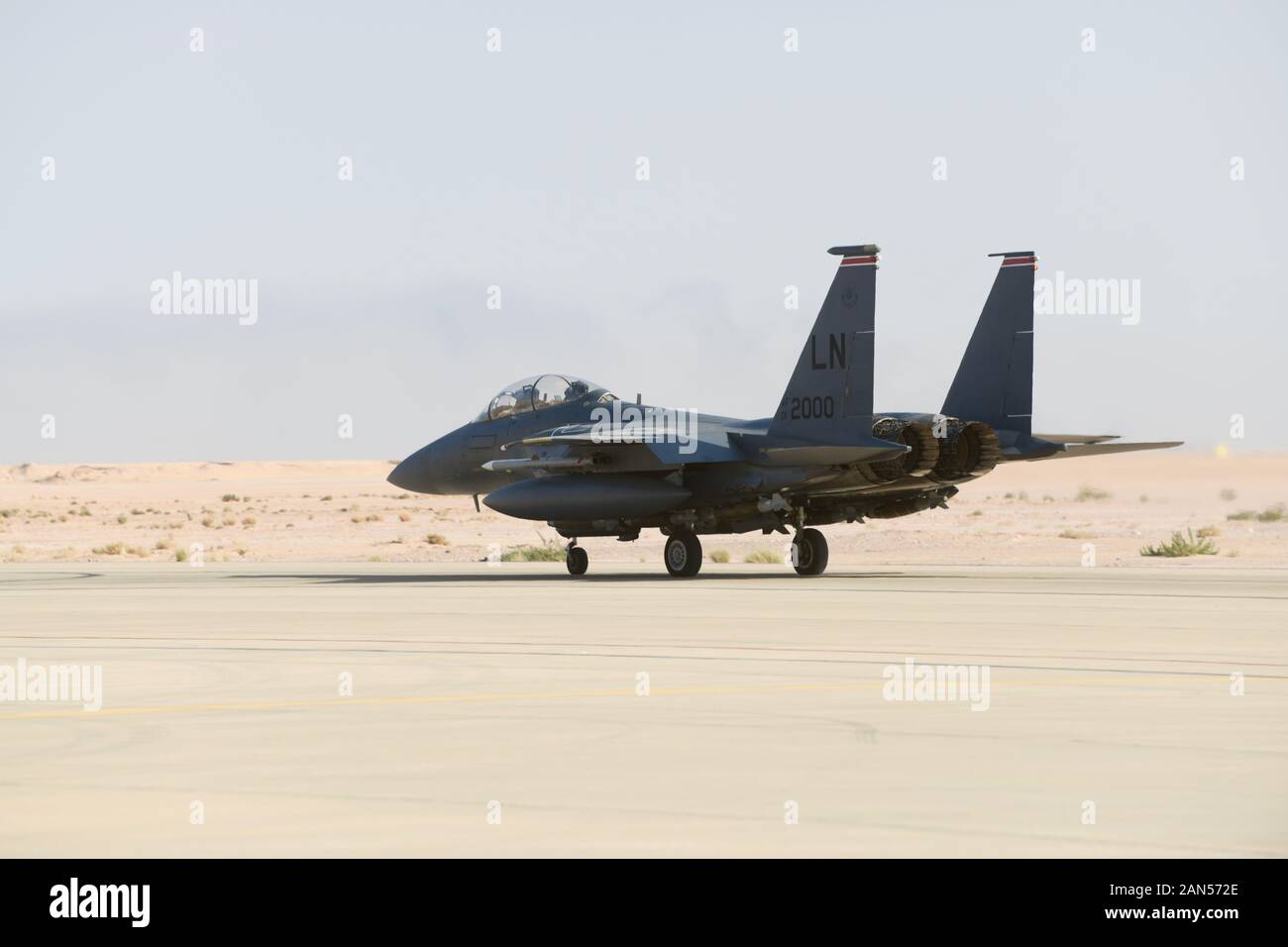 Un U.S. Air Force F-15E Strike Eagle affecté à la 494e Escadron expéditionnaire de taxis dans la ligne de vol à la base aérienne du prince Sultan, Royaume d'Arabie saoudite, le 8 janvier 2020. Le F-15E Strike Eagle est un double-rôle fighter conçu pour effectuer l-air et air-sol, les missions du Centre de la Force aérienne des États-Unis démontrant des commandes de concurrencer la posture, dissuader, et gagner contre l'état et des acteurs non étatiques. (U.S. Air Force photo de Tech. Le Sgt. Michael Charles) Banque D'Images