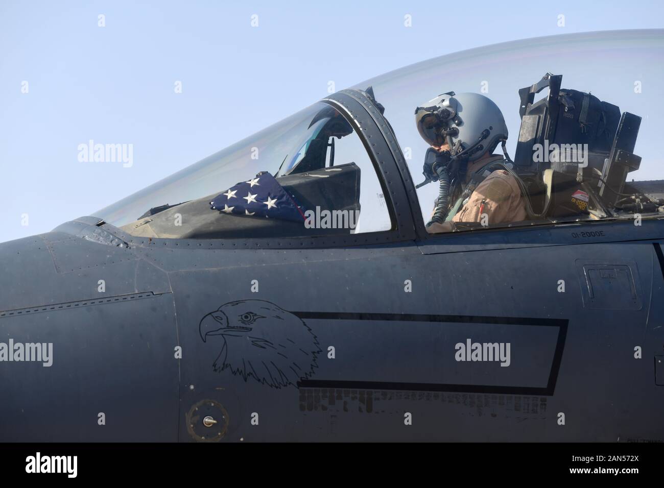 Un U.S. Air Force F-15E Strike Eagle pilote désigné pour le 494e Escadron de chasse expéditionnaire se prépare à décoller à la base aérienne du prince Sultan, Royaume d'Arabie saoudite, le 8 janvier 2020. Le F-15E sa capacité de mener à l'air-air et air-sol opérations assure U.S. Air Forces Central Command puisse se défendre contre l'état et des acteurs non étatiques dans la région. (U.S. Air Force photo de Tech. Le Sgt. Michael Charles) Banque D'Images