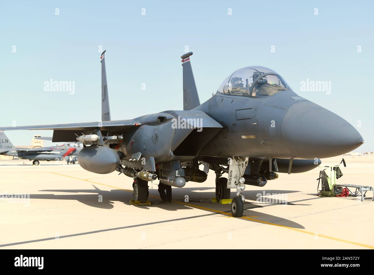 Un F-15E Strike Eagle est situé sur l'axe de vol avant une sortie à la base aérienne du prince Sultan, Royaume d'Arabie saoudite, le 8 janvier 2020. Le F-15E Strike Eagle est un double-rôle fighter conçu pour effectuer l-air et air-sol, les missions du Centre de la Force aérienne des États-Unis démontrant des commandes de concurrencer la posture, dissuader, et gagner contre l'état et des acteurs non étatiques. (U.S. Air Force photo de Tech. Le Sgt. Michael Charles) Banque D'Images