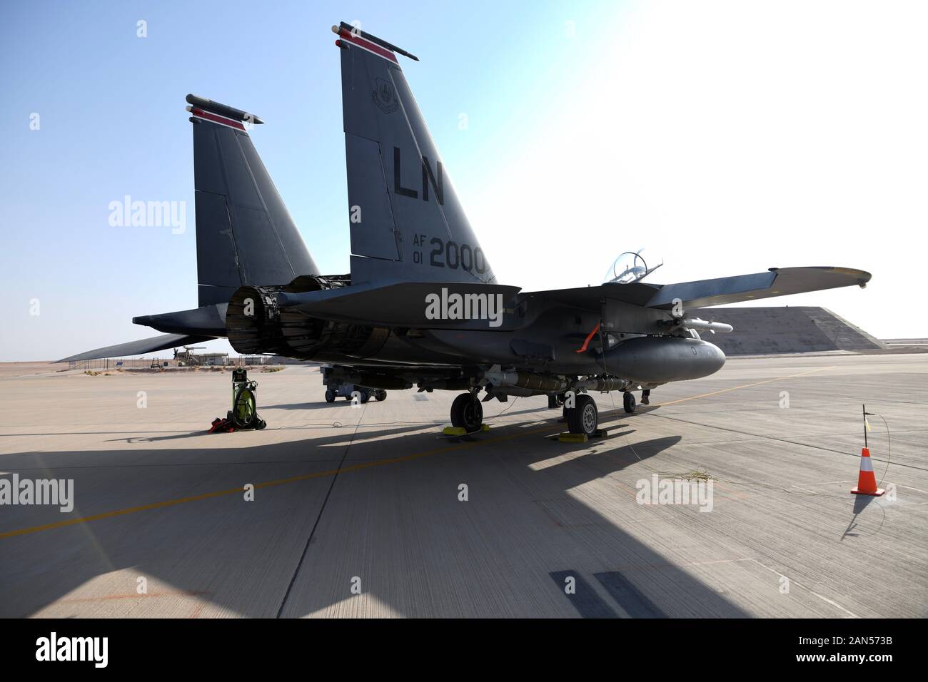 Un F-15E Strike Eagle est situé sur l'axe de vol avant une sortie à la base aérienne du prince Sultan, Royaume d'Arabie saoudite, le 8 janvier 2020. Le Strike Eagle est un double-rôle fighter conçu pour effectuer l-air et air-sol, les missions du Centre de la Force aérienne des États-Unis démontrant des commandes de concurrencer la posture, dissuader, et gagner contre l'état et des acteurs non étatiques. (U.S. Air Force photo de Tech. Le Sgt. Michael Charles) Banque D'Images