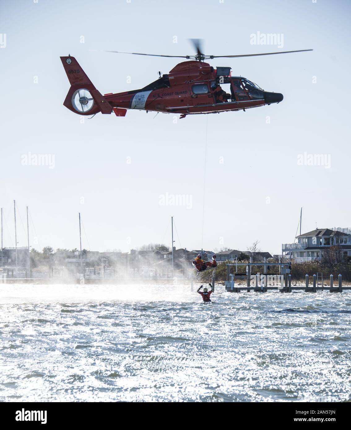 Deux Survie, évasion, résistance et fuite (SERF) les instructeurs enseignent six aviateurs affectés à Joint Base McGuire-Dix-Lakehurst les compétences de séré à Harvey Cedars, New Jersey, le 3 décembre 2019. SERE est un programme qui fournit le personnel militaire américain avec une formation pour échapper à la capture, les compétences de survie, et le code de conduite militaire. L'équipe a eu l'occasion de tester un nouveau wet-suit qui isole du froid et empêche l'eau de trempage de l'individu. (U.S. Photos de l'Armée de l'air par la Haute Airman Ariel Owings) Banque D'Images