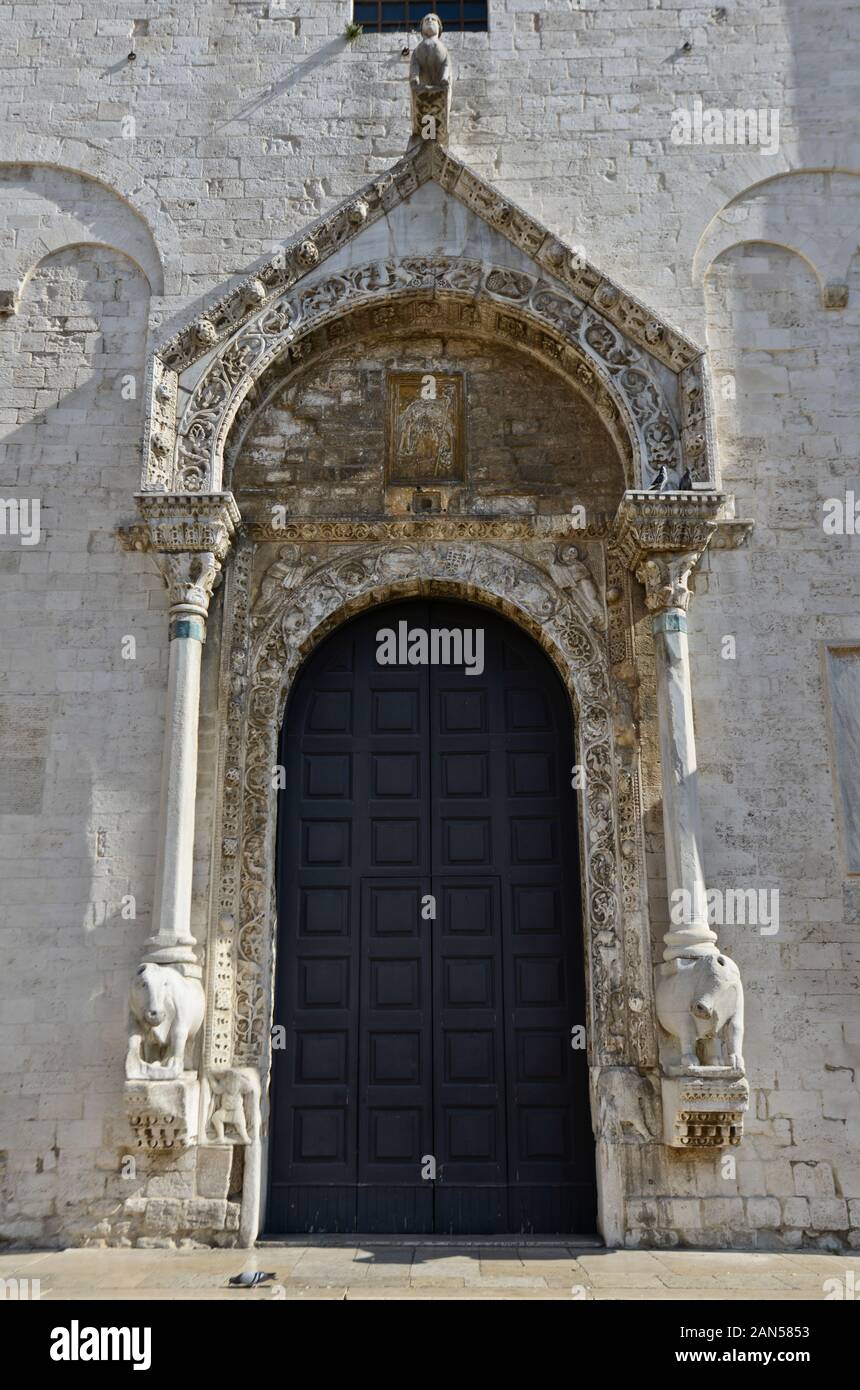 Basilique de Saint Nicolas de Bari (Basilica di San Nicola) : porte avant. Italie Banque D'Images