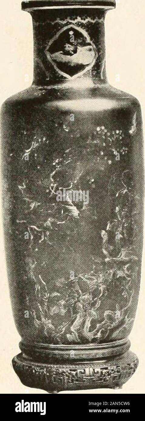 Catalogue illustré de la remarquable collection de bronzes chinois ancien, belle vieille porcelains, ambre et sculptures sur pierre, dix-huitième siècle somptueux brocarts, intéressant les vieilles peintures sur verre et des vieux tapis, tapis et meubles, d'anciens palais et temples de Chine comprenant la collection privée d'un noble chinois de Tien-Tsin . 338-cylindriques en forme de club-poudre Vase ulue {Ka"g-hsi) avec pied, épaulement plat, col large et court. flangedlip Tout au long de la surface lisse, avec un bandaround moulé légèrement le cou. Disque sonore-pâte blanc porcelaine coveredw Banque D'Images