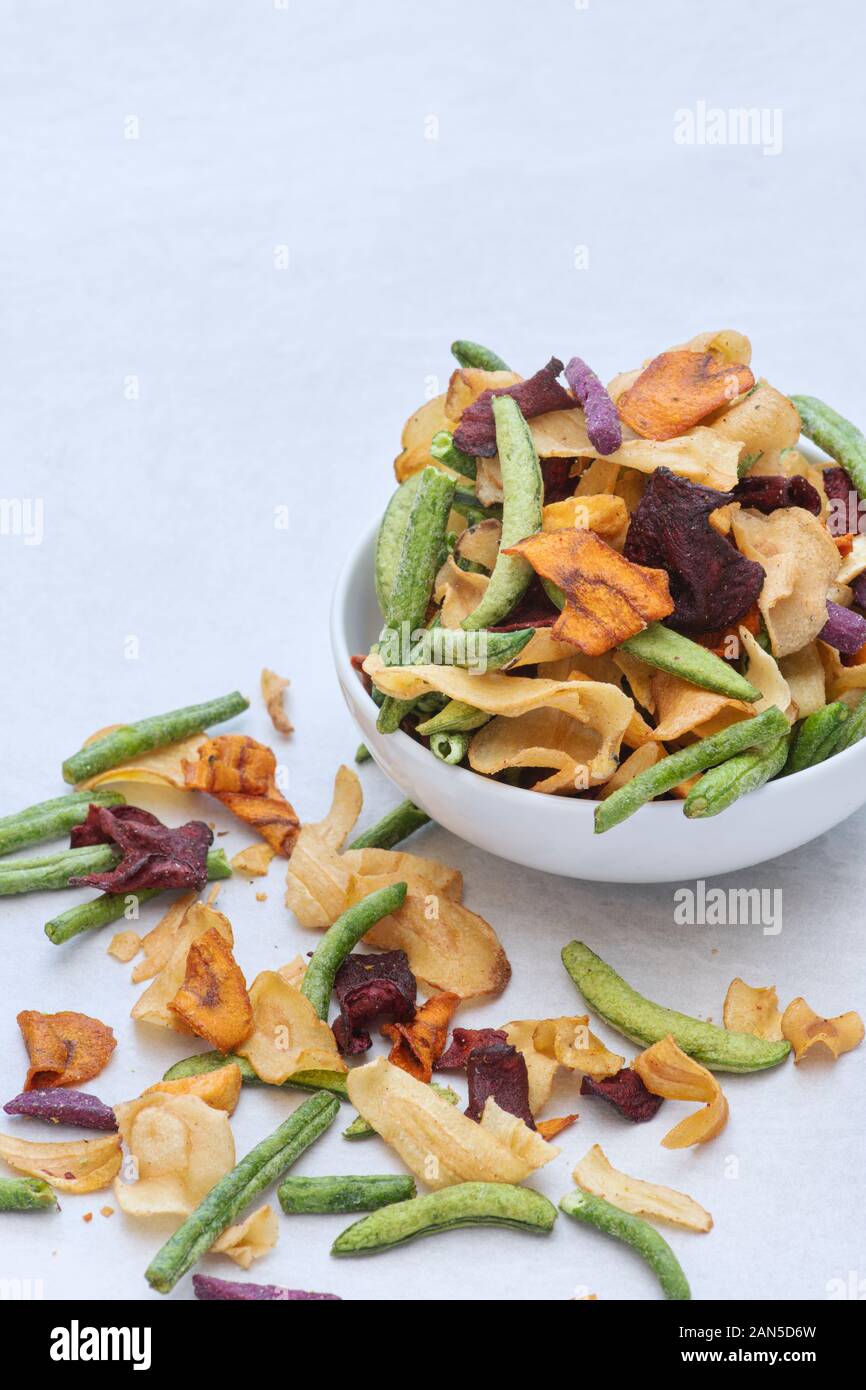 Emily bean et chips de légumes pois sucré avec des pommes de terre coupées et le panais, carotte et betterave chips de légumes. Des en-cas sains vegan Banque D'Images