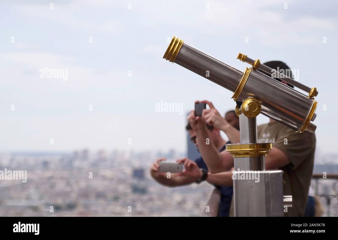 Paris, Ile de France / France - Juin 22, 2016 : tour d'argent et d'or personne se tenant au bord de l'une des nombreuses plates-formes d'observation sur la Tour Eiffel à Banque D'Images