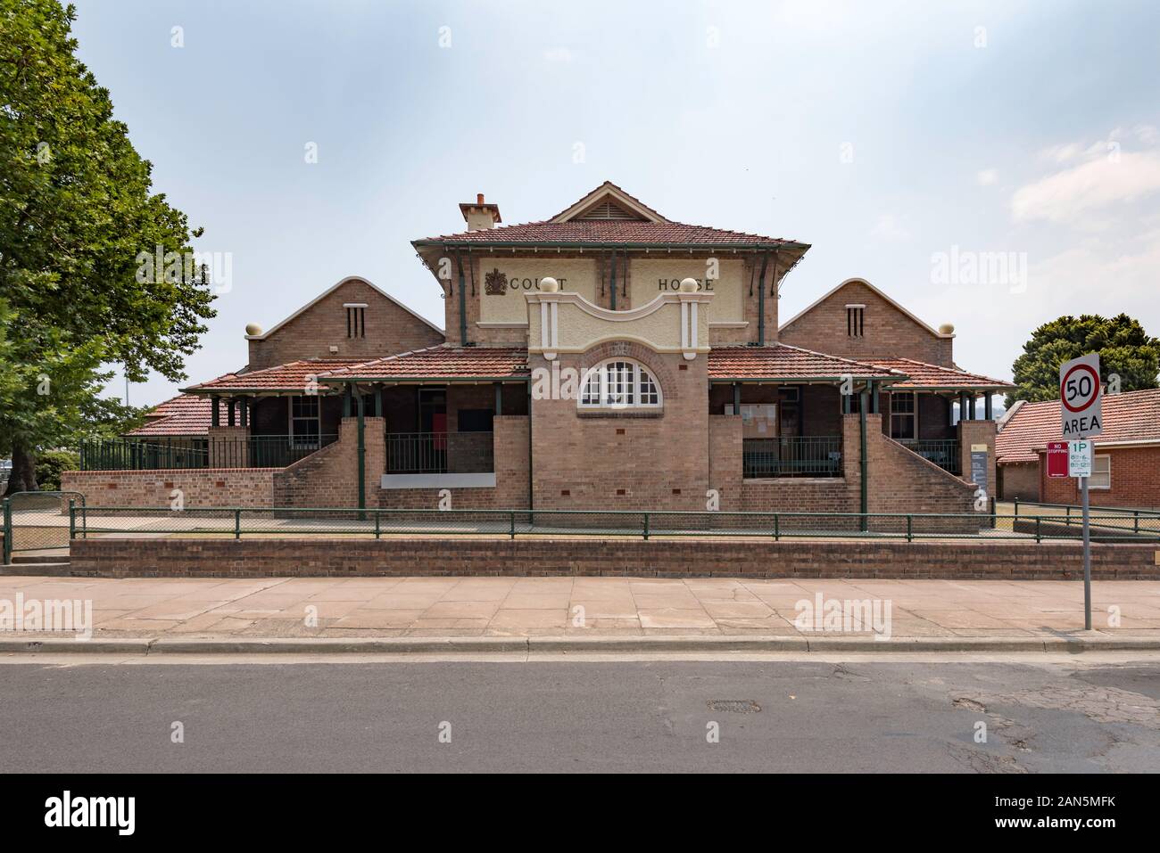 L'Lithgow Court House est un bâtiment de conception de la Fédération en 1907 sous la supervision du Bureau d'architectes du gouvernement. Il reste dans l'utilisation courante. Banque D'Images