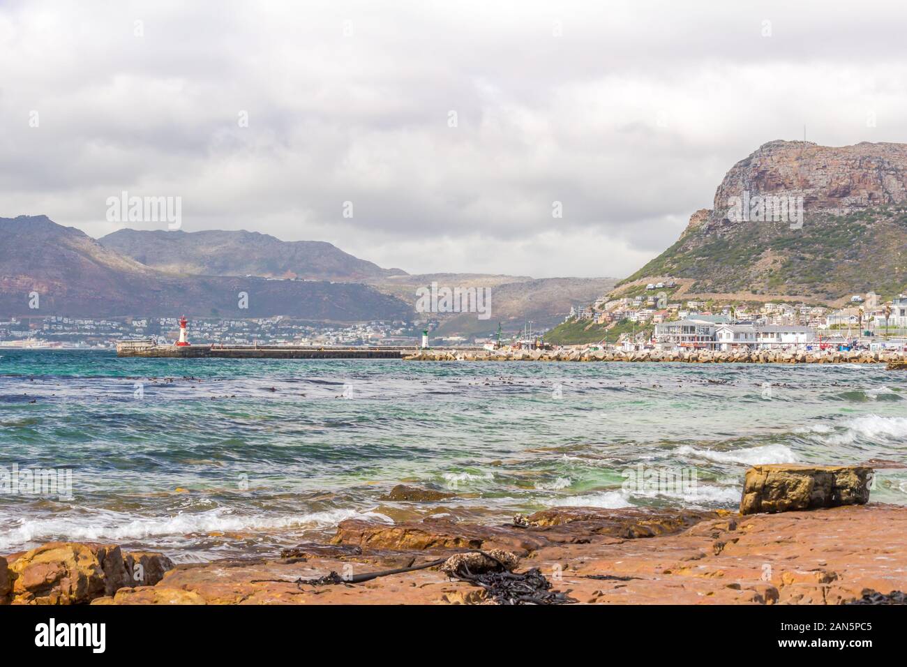 CAPE TOWN , AFRIQUE DU SUD - 03 janvier 2019 : La vue de St James sur la plage des ports de Kalk Bay et brise-lames phare construit en 1919 à |F Banque D'Images