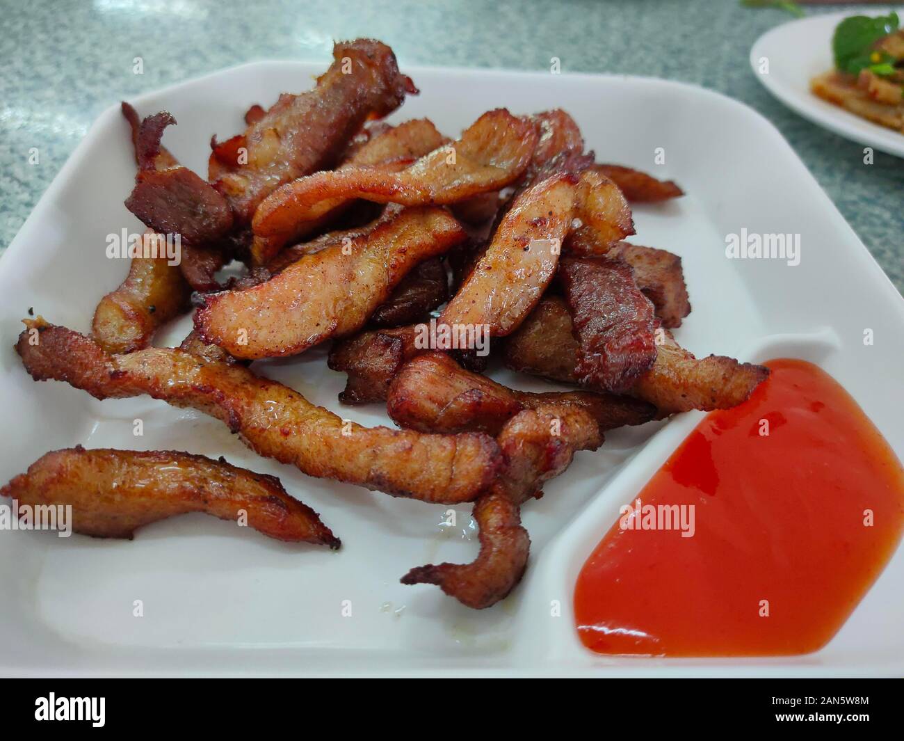 La nourriture frite porc séché. Apéritif Local food en Thaïlande pour le petit déjeuner ou le déjeuner. Banque D'Images