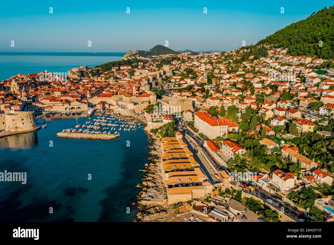 Vue aérienne sur la côte croate révélant la vieille ville de Dubrovnik et les murs de la ville.vieille ville européenne et mer Adriatique.Banje plage à Dubrovnik, Da Banque D'Images
