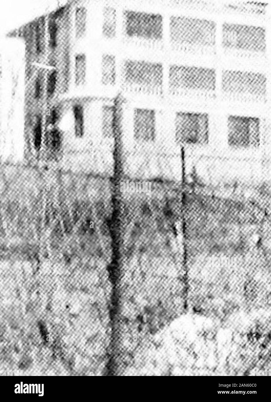 Lettres de l'Extrême-Orient . accepté une invitation du docteur Cham-bres de dépenser le reste de notre séjour dans le canton d'withhim ; et ont donc été transférés dans une touchwith les différentes écoles, qui étaient tous plus hishouse. L'école de garçons, a appelé l'École de Leonard Ho Koon Cheung Ching,était presque en face, de l'autre côté de la rue ; andour coeurs ont été fréquemment soulevé par l'audition des hymnes theChristian ces garçons qui chantaient dans leur dailyservices ; et l'ancien hymne familier, il y a un Foun-tain rempli de sang, n'a jamais été plus doux thanwhen chanté en chinois par ces garçons. Pendant que nous y étions, Médecin Chamb Banque D'Images