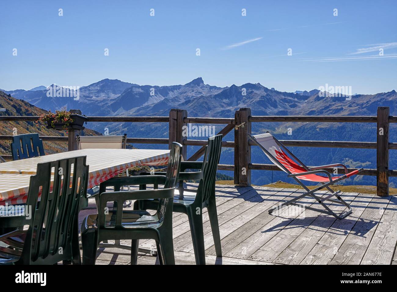 Sur la terrasse de l'hôtel Le restaurant Tsapé avec une vue sur les montagnes du Val d'Anniviers.Chandolin, Canton du Valais, Suisse Banque D'Images