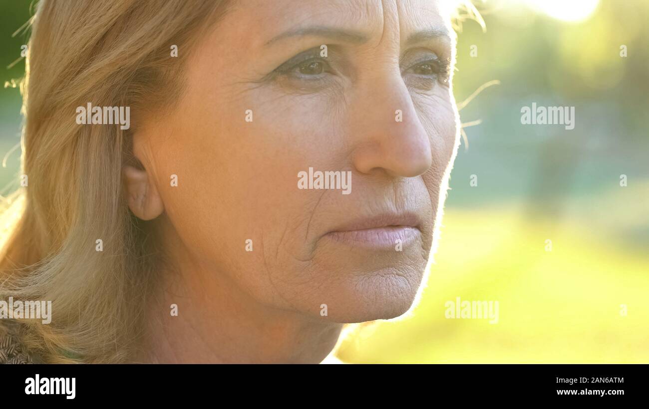 Pensive vieille femme réflexion sur la vie, la chirurgie plastique et de botox, face closeup Banque D'Images