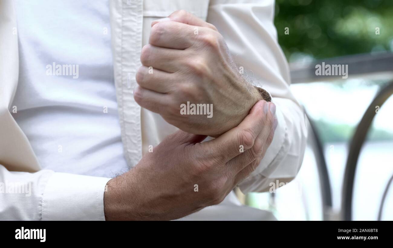 Hauts homme souffrant de douleur dans le bras, problème de l'arthrite inflammatoire mixte Banque D'Images