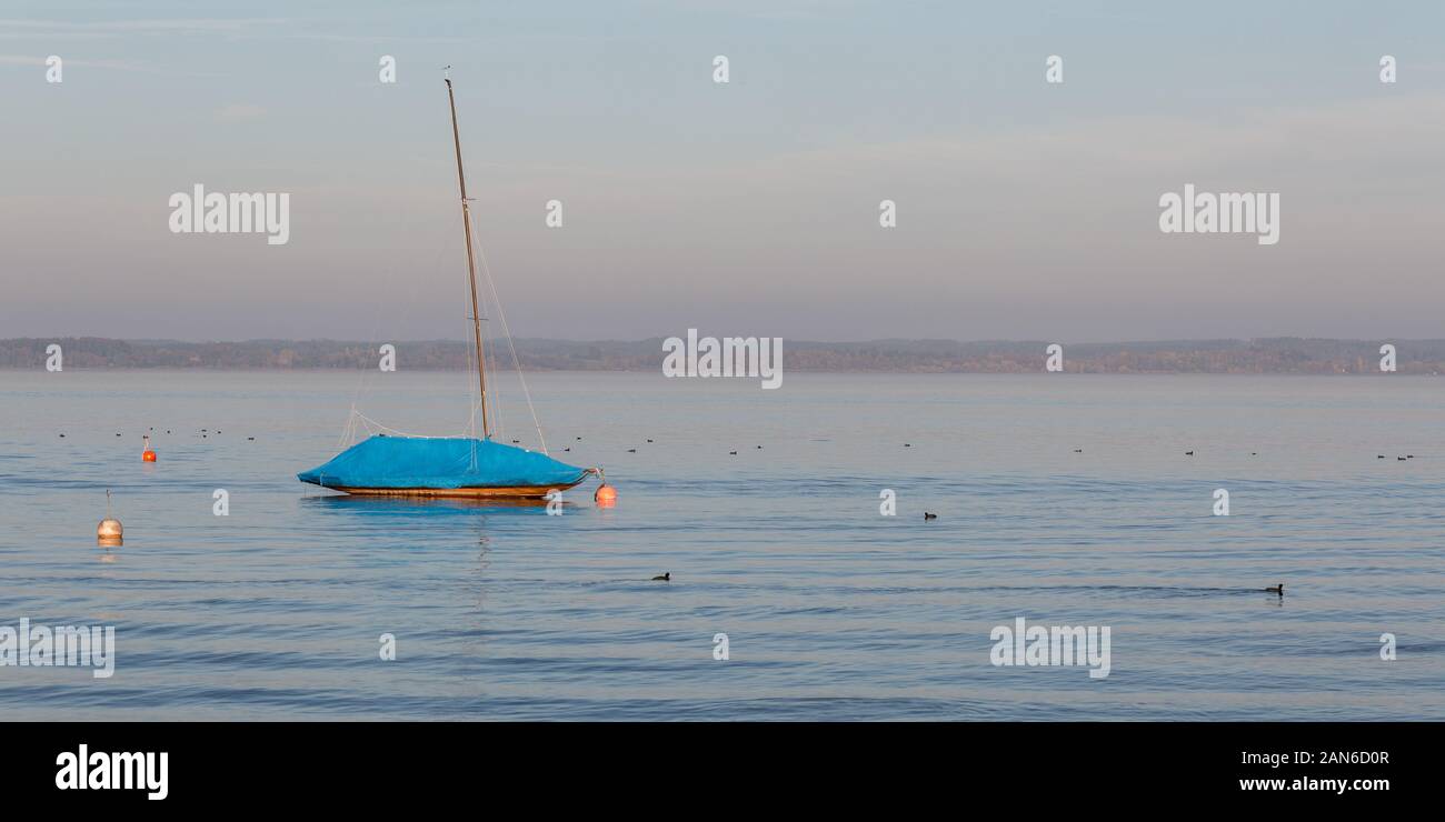 Panorama du voilier sur le lac de Chiemsee (plus grand lac bavarois). Paysage qui transmet un sentiment calme, tranquille, paisible et relaxant. Banque D'Images