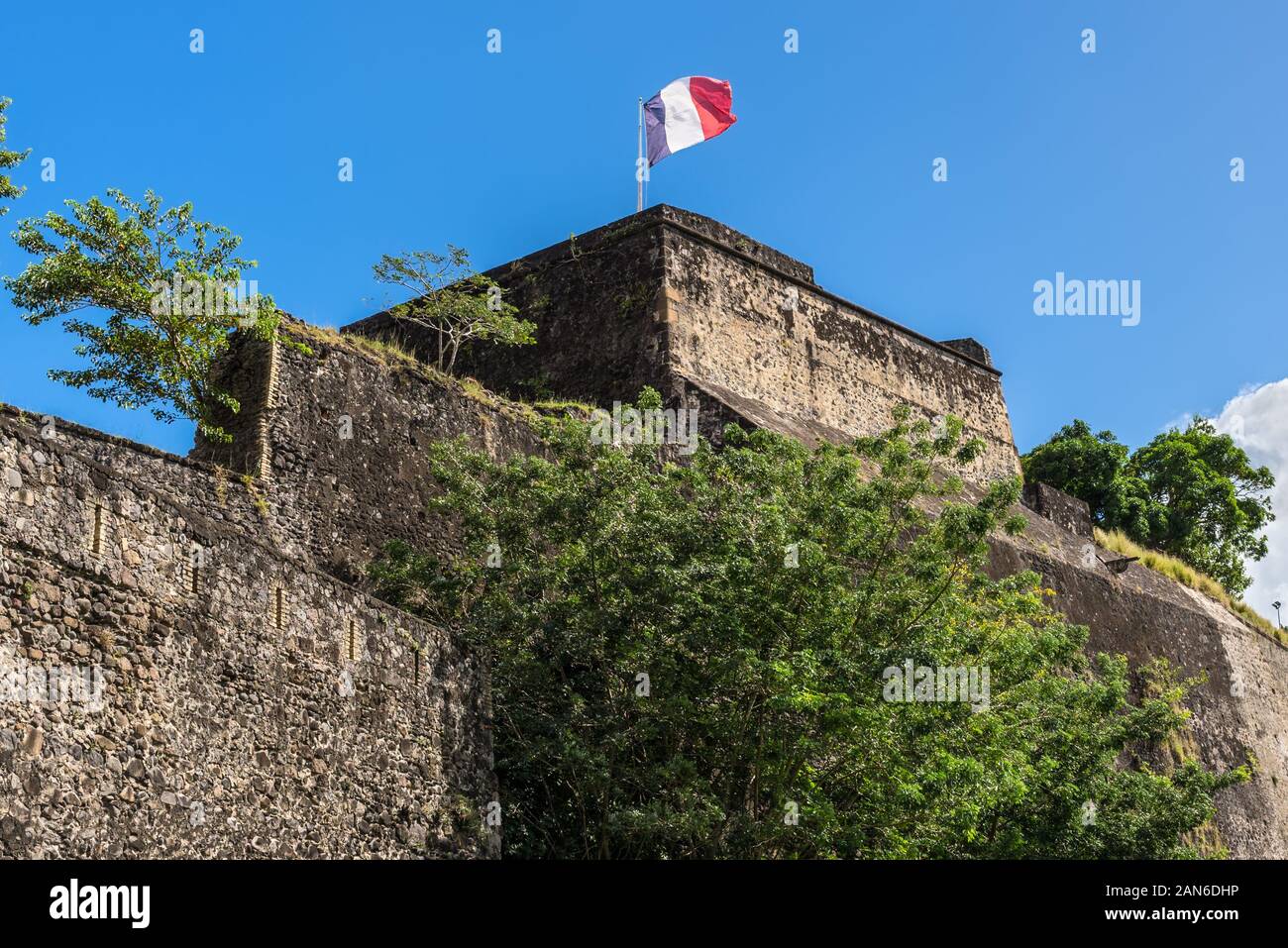 Drapeau français sur un haut de Fort Saint Louis de Fort-de-France, France, ministère de l'outre-mer des Caraïbes Martinique, Petites Antilles, French West Indies Banque D'Images