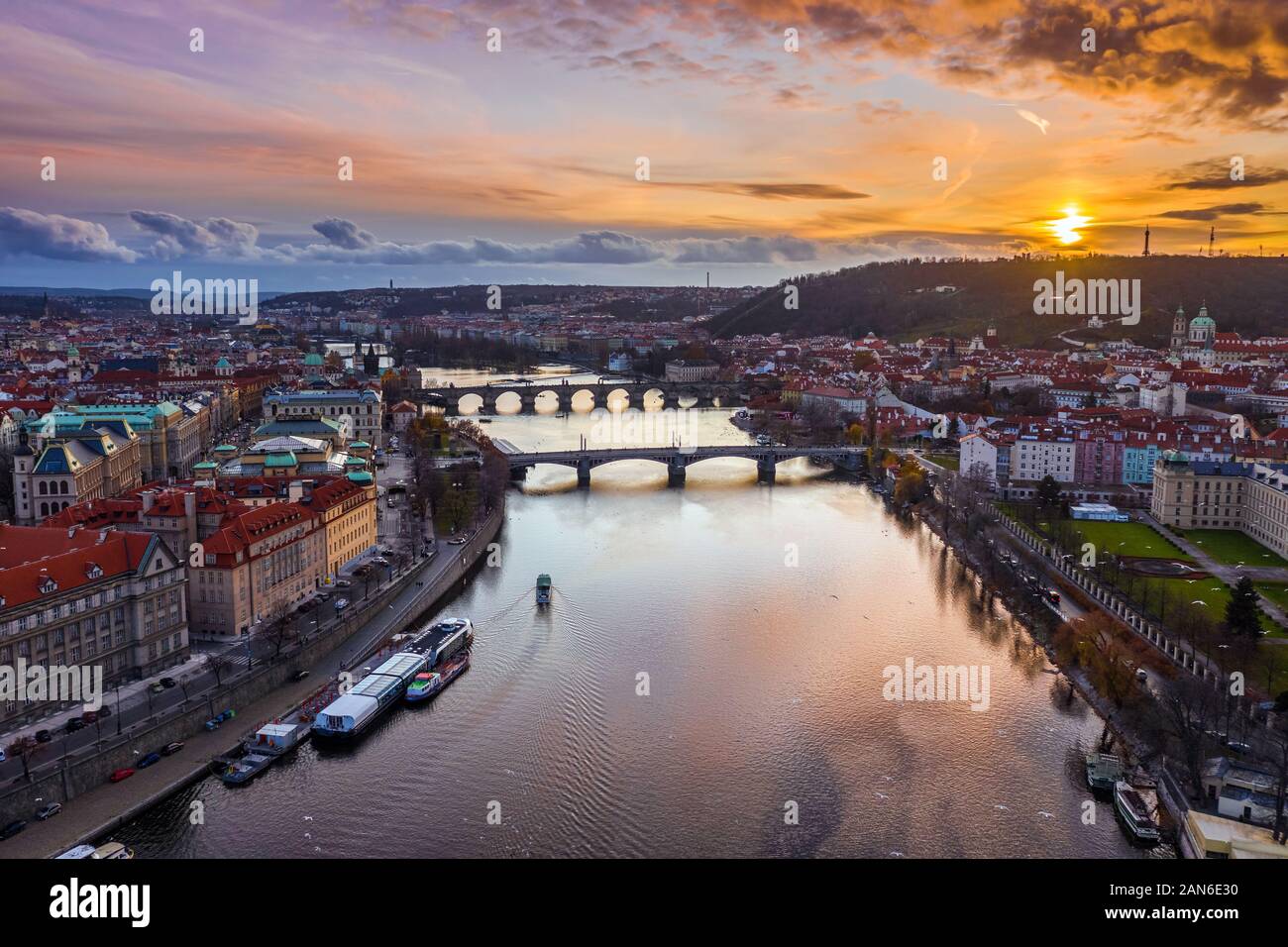 Prague, République tchèque - Aerial drone panoramique sur la ville de Prague avec le célèbre Pont Charles (Karluv Most), pont Mánes et Franc St. Banque D'Images