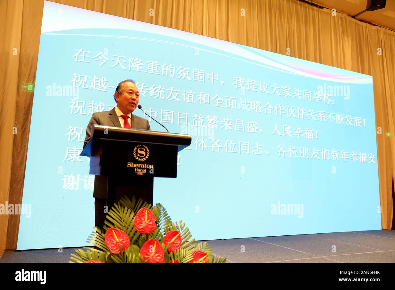 Hanoi, Vietnam. 15 Jan, 2020. Truong Hoa Binh, un membre du politburo du Parti Communiste du Vietnam (PCV) Comité Central du Vietnam et vice-premier ministre, prononce un discours lors d'une réception organisée par l'ambassade de Chine à Hanoï célébrant le 70e anniversaire de China-Vietnam liens diplomatiques à Hanoi, capitale du Vietnam, le 15 janvier 2020. Credit : Wang Di/Xinhua/Alamy Live News Banque D'Images