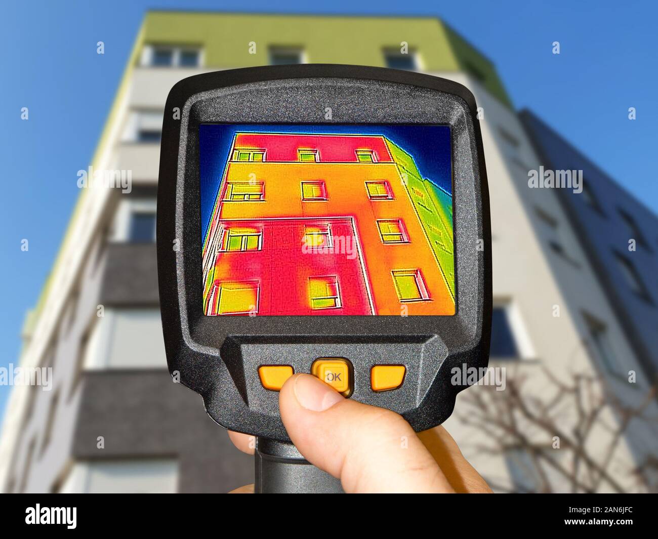 La perte de chaleur de l'enregistrement à l'immeuble résidentiel avec une caméra thermique Banque D'Images