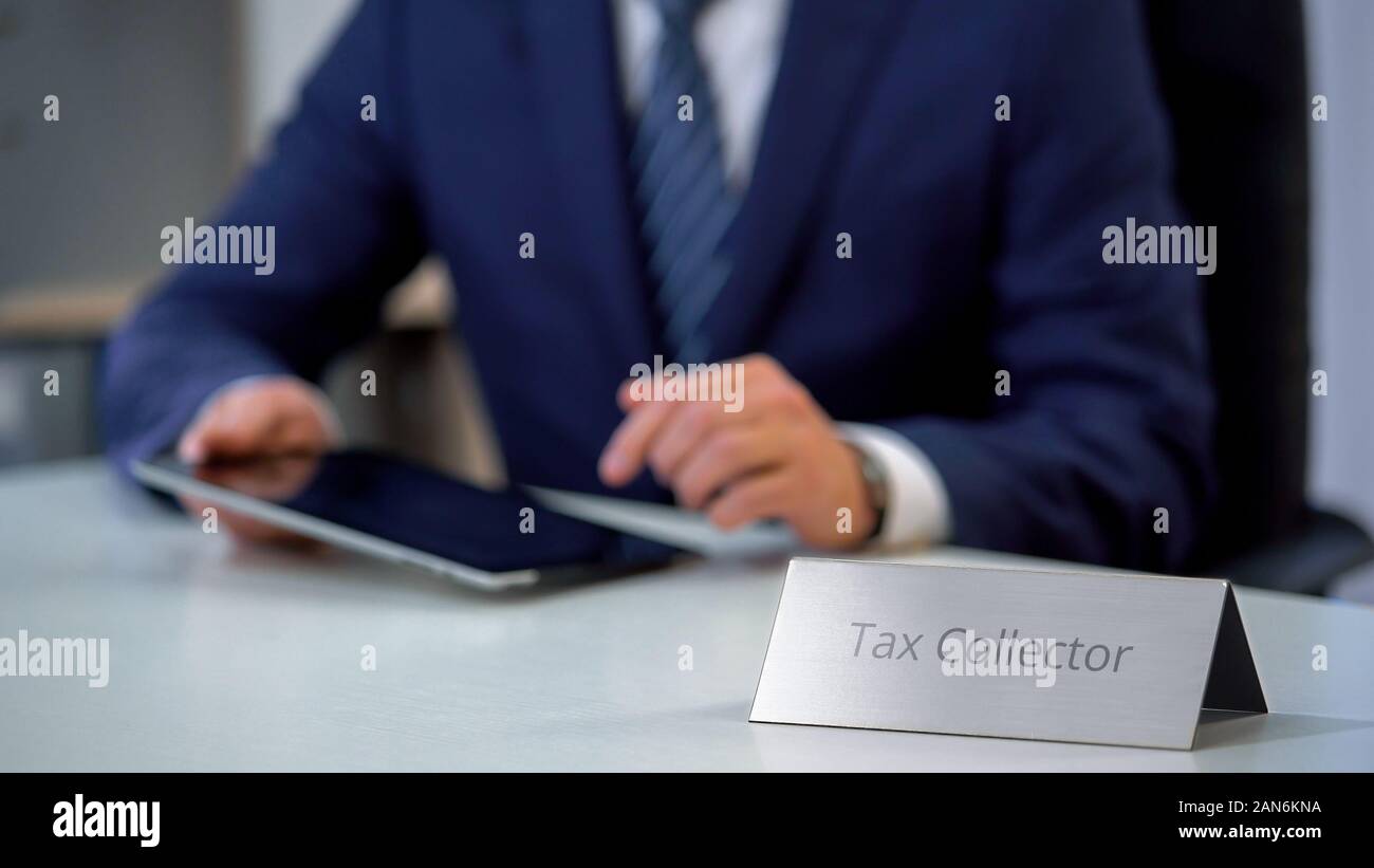 Collecteur d'impôts en fonction de l'utilisation de l'ordinateur tablette pour la recherche des antécédents de crédit clients Banque D'Images