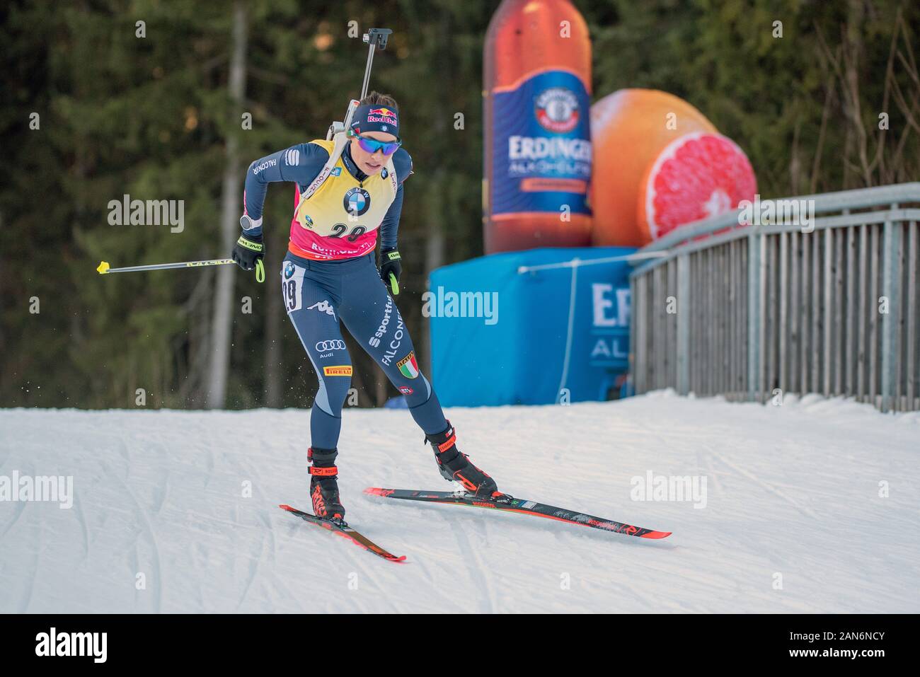Inzell, ALLEMAGNE - le 15 janvier : Dorothea Wierer de l'Italie à la Coupe du monde de Biathlon IBU, femme 7,5 km sprint à la Chiemgau Arena le 15 janvier 2020 à Ruhpolding, en Allemagne. Banque D'Images